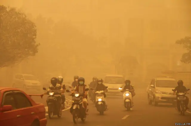 151016084948_kabut_asap_palangkaraya_2_624x415_evellafm.jpg